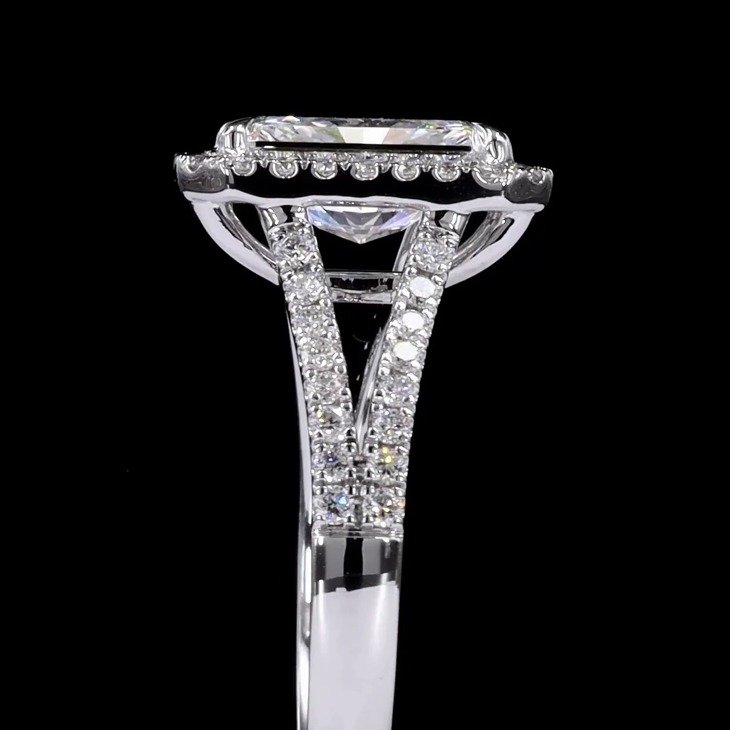 1.99 Cts Platinum Radiant Shape Split Shank Ring - Image 4
