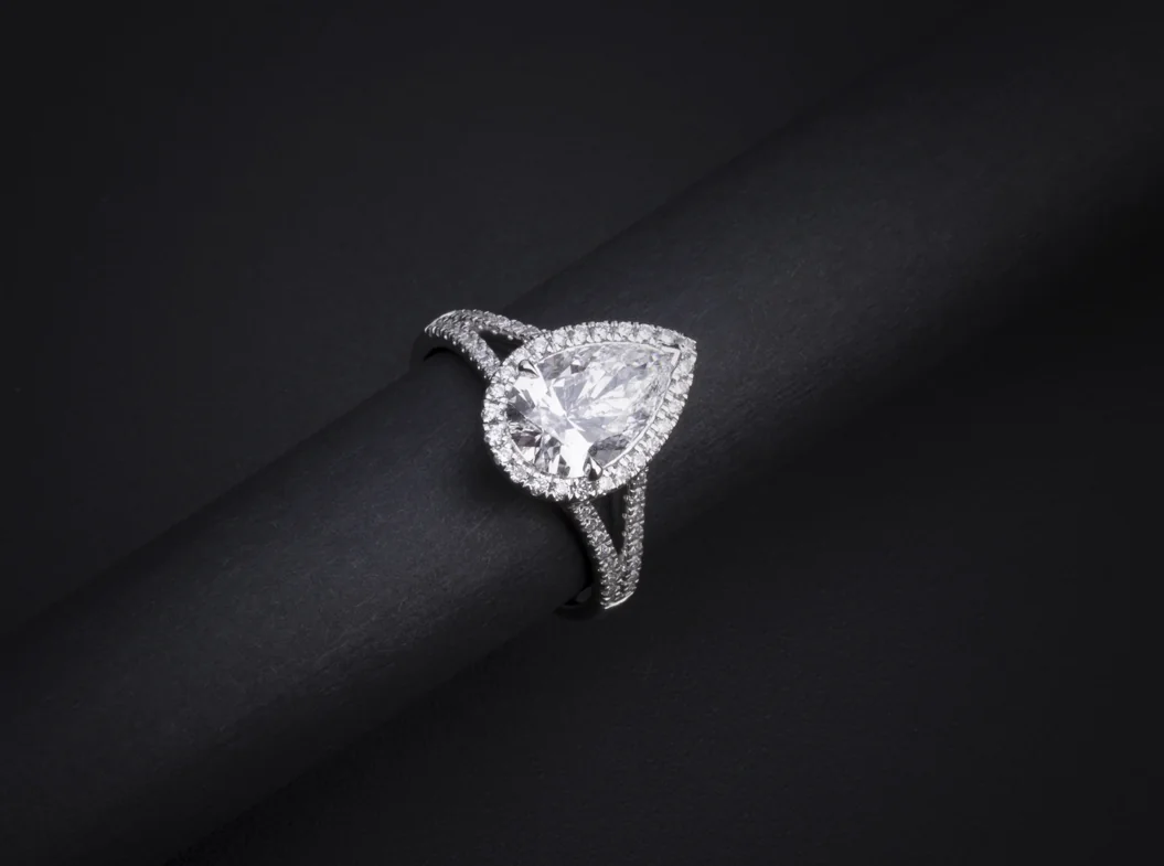 3.73 Cts 14k White Gold Pear Shape Split Shank Ring - Image 2