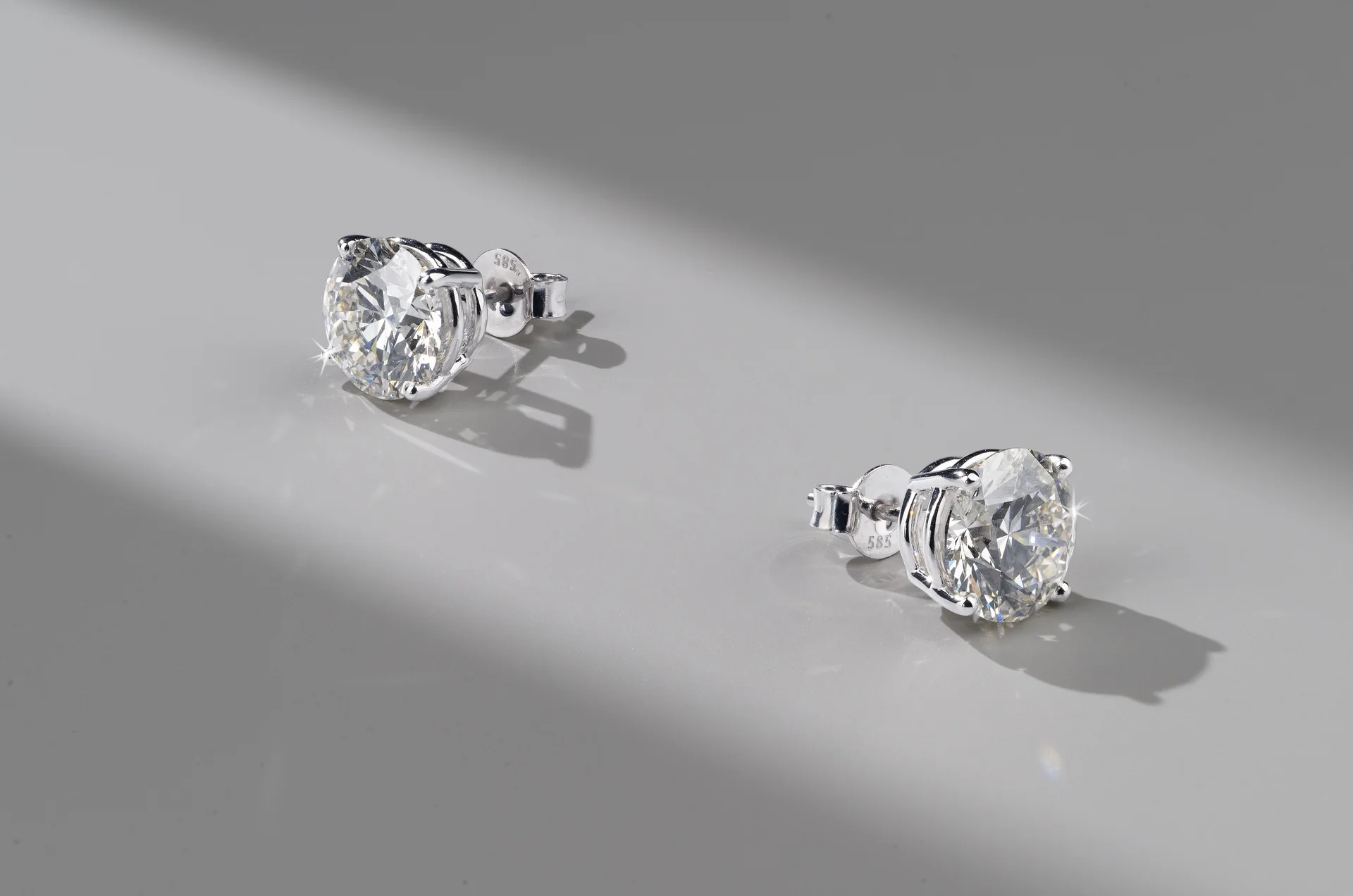 10.1 Cts 14k White Gold Round Shape Martini Earring - Image 2