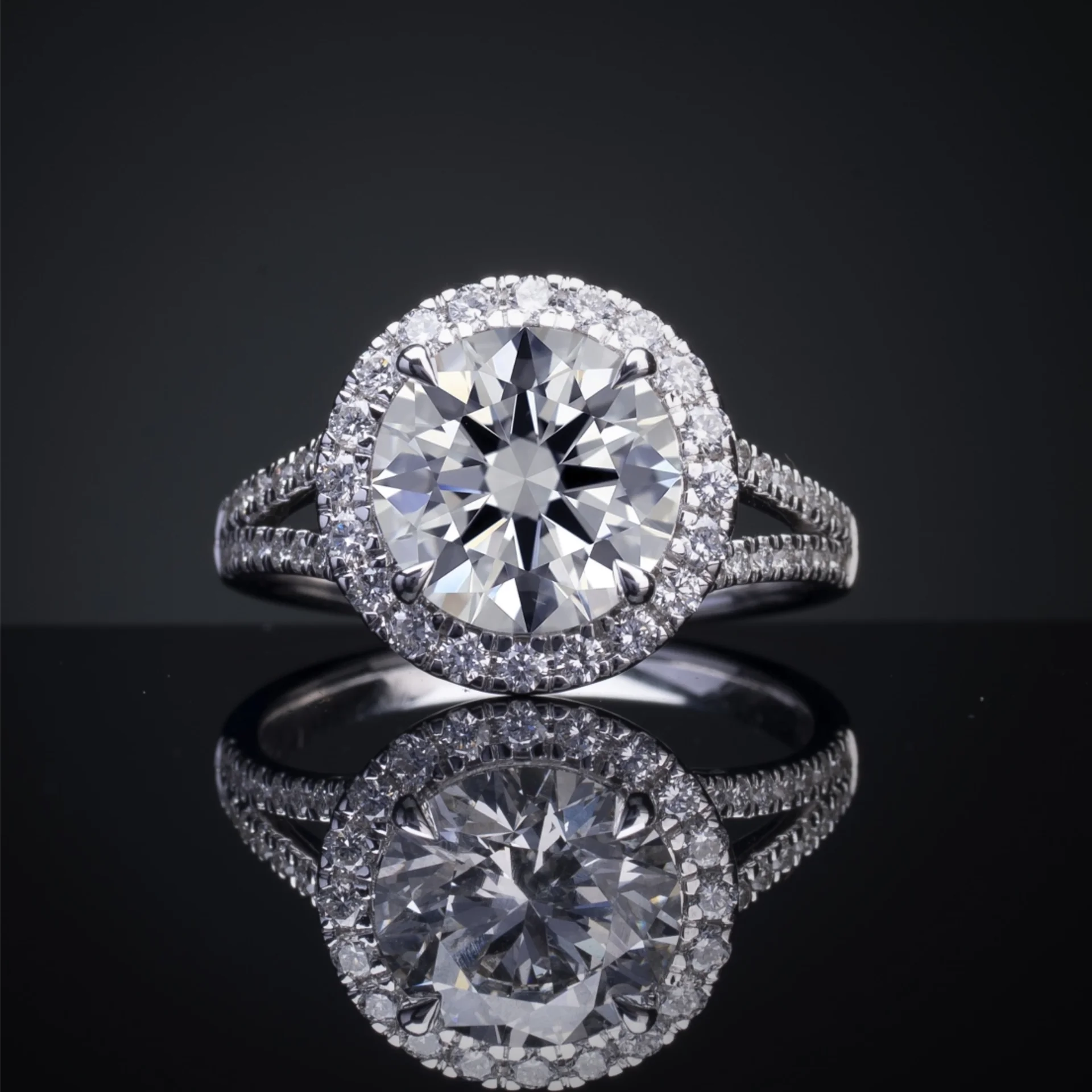 2.58 Cts Platinum Round Shape Split Shank Ring - Video