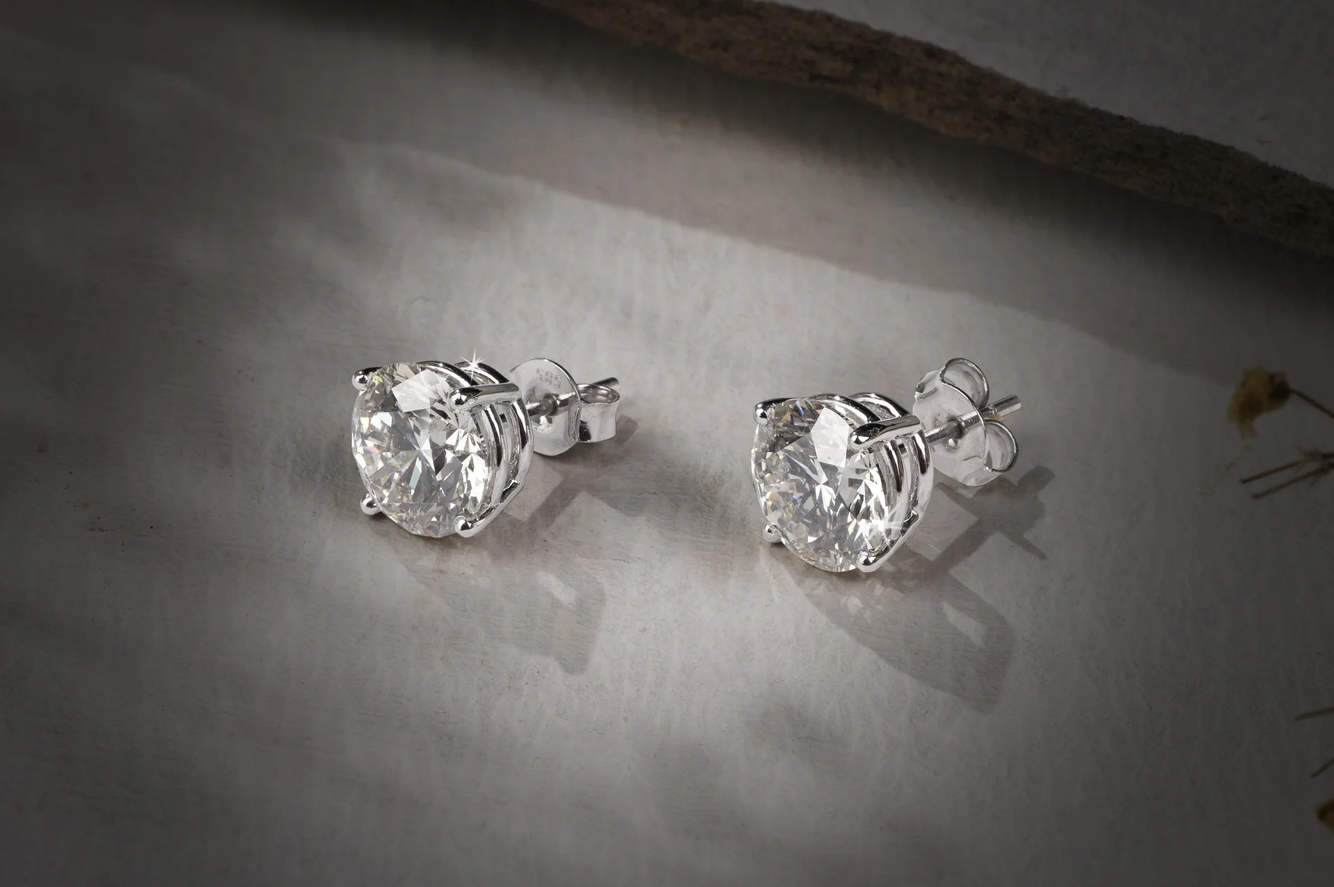 2 Cts 18k White Gold Round Shape Studs Earring - Image 4