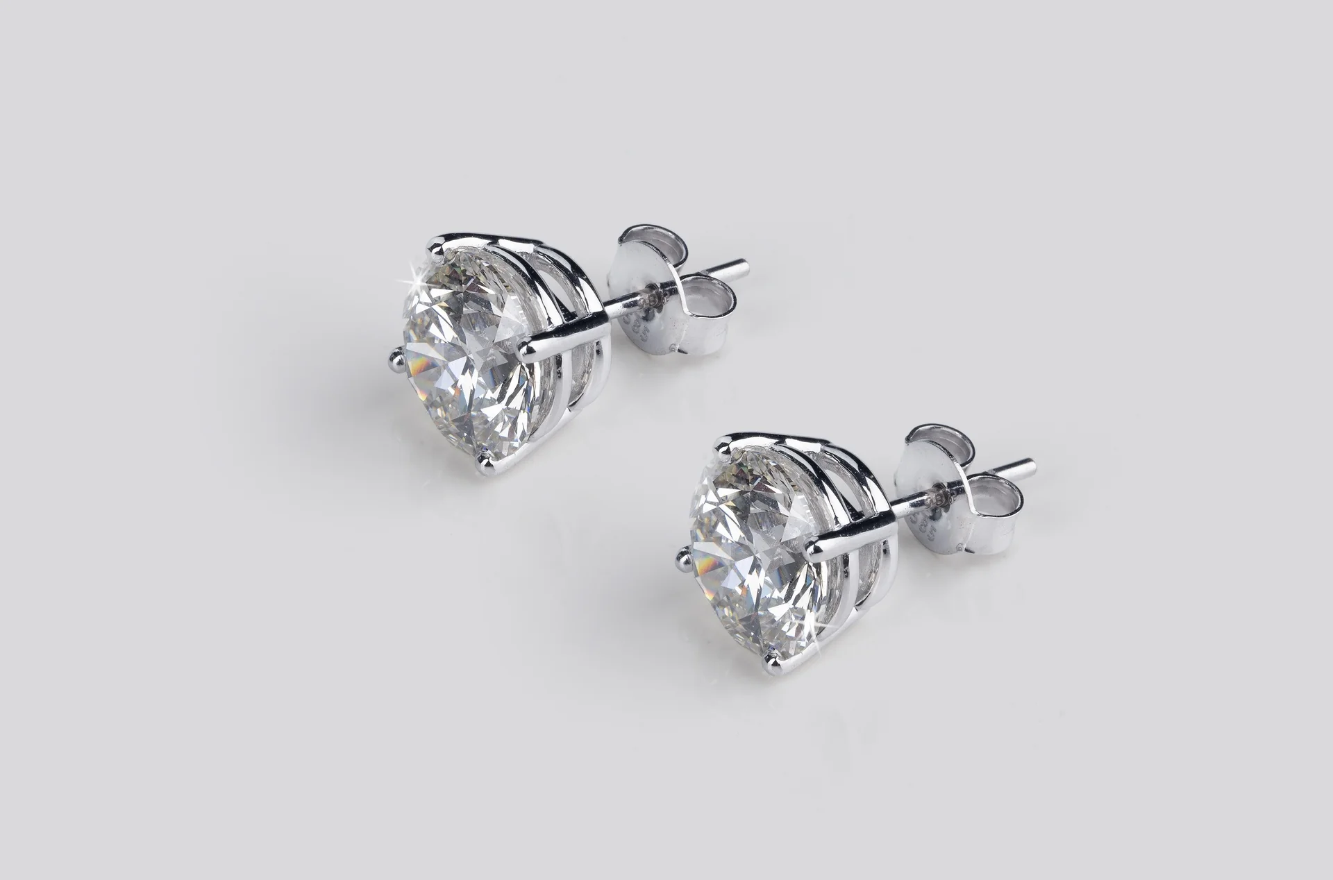 1.53 Cts 18k White Gold Round Shape Studs Earring - Image 3