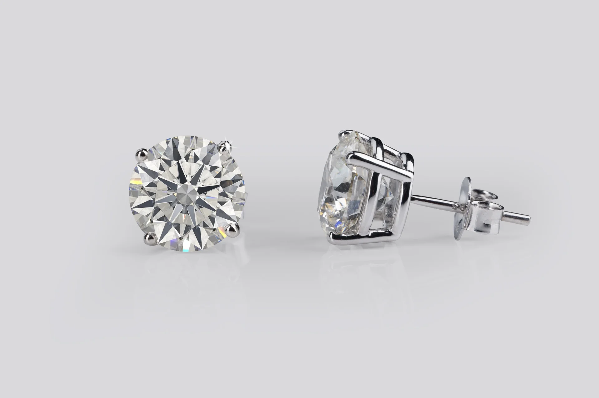 1.01 Cts 18k White Gold Round Shape Studs Earring - Video