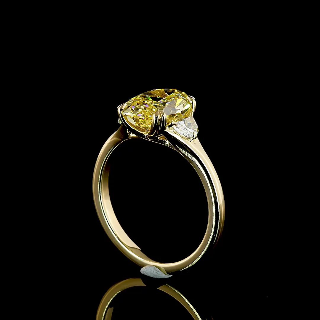 3.32 Cts 14k Yellow Gold Oval Shape 3 Stones Ring - Image 2