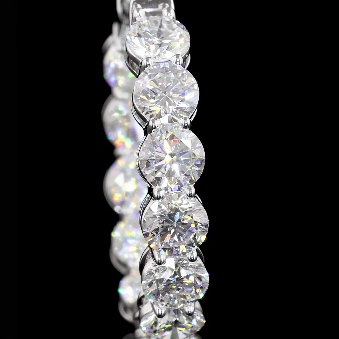 5.12 Cts 18k White Gold Round Shape Hoops Earring - Video