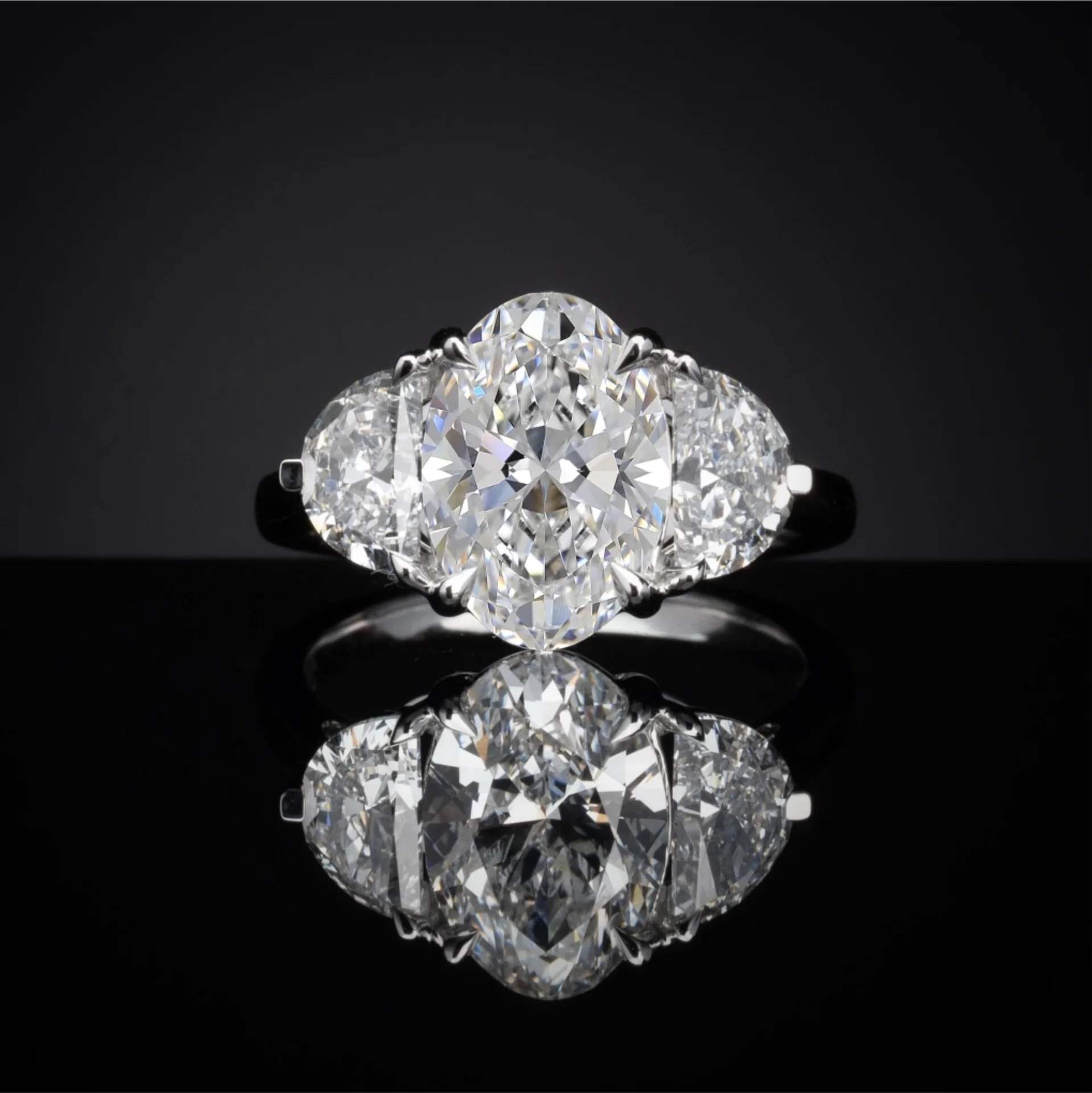 1.47 Cts Platinum Oval Shape 3 Stones Ring - Video